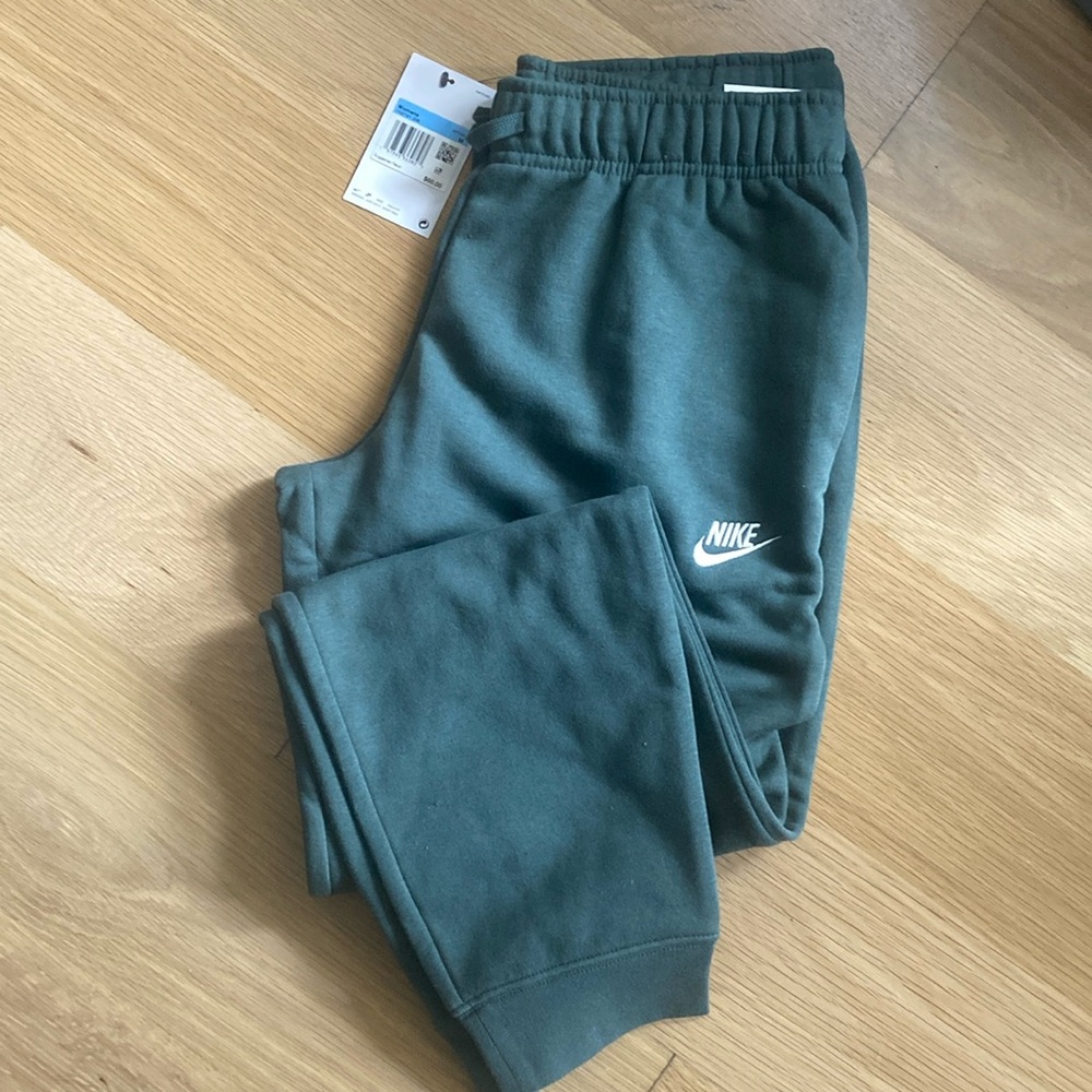 Nike women’s heavy weight green sweatpants size M brand new!!